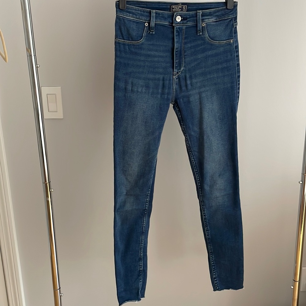 Abercrombie & Fitch Jeans Leggings in Medium dark wash.
